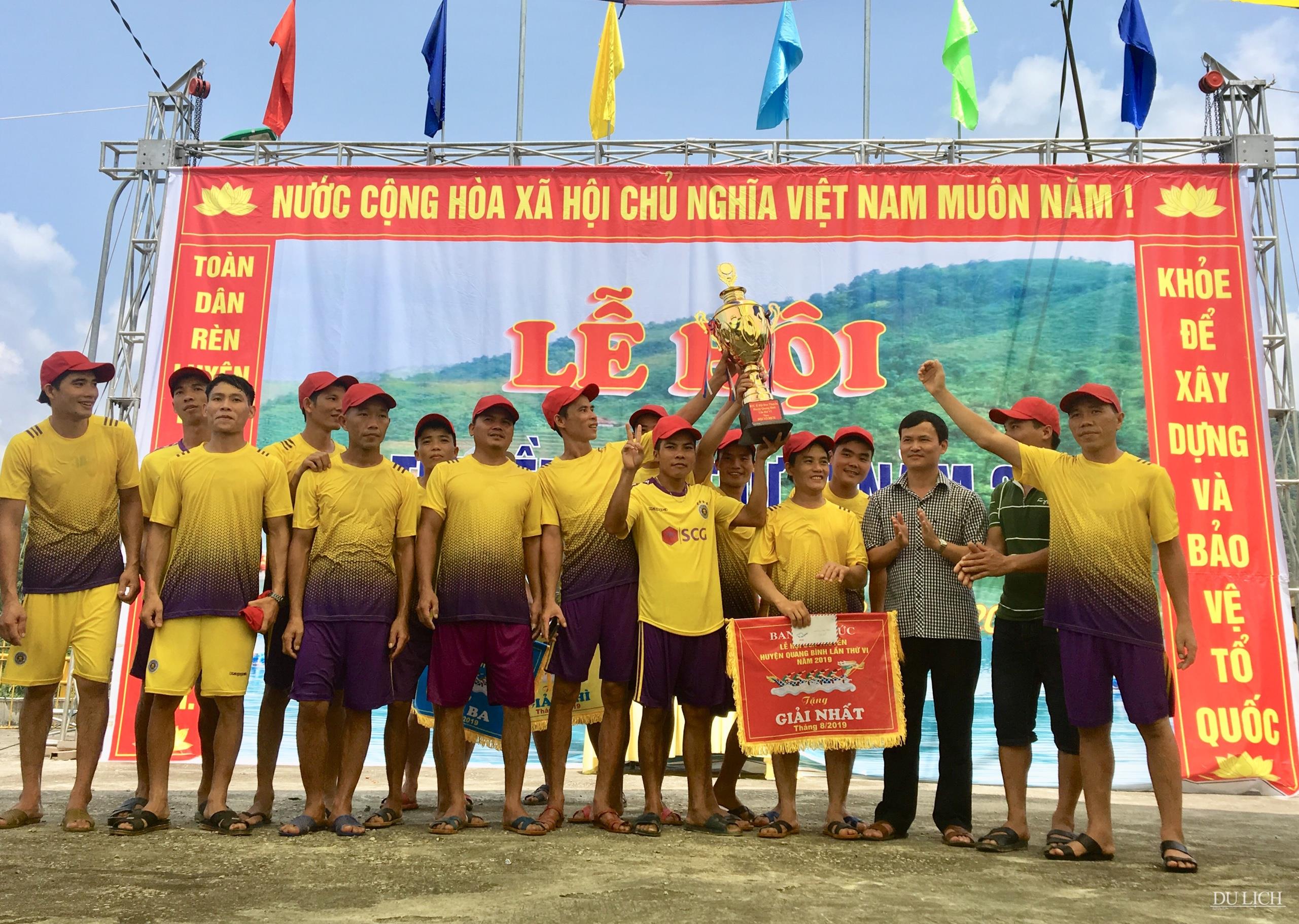 Ban Tổ chức trao giải Nhất cho đội đua huyện Bắc Mê